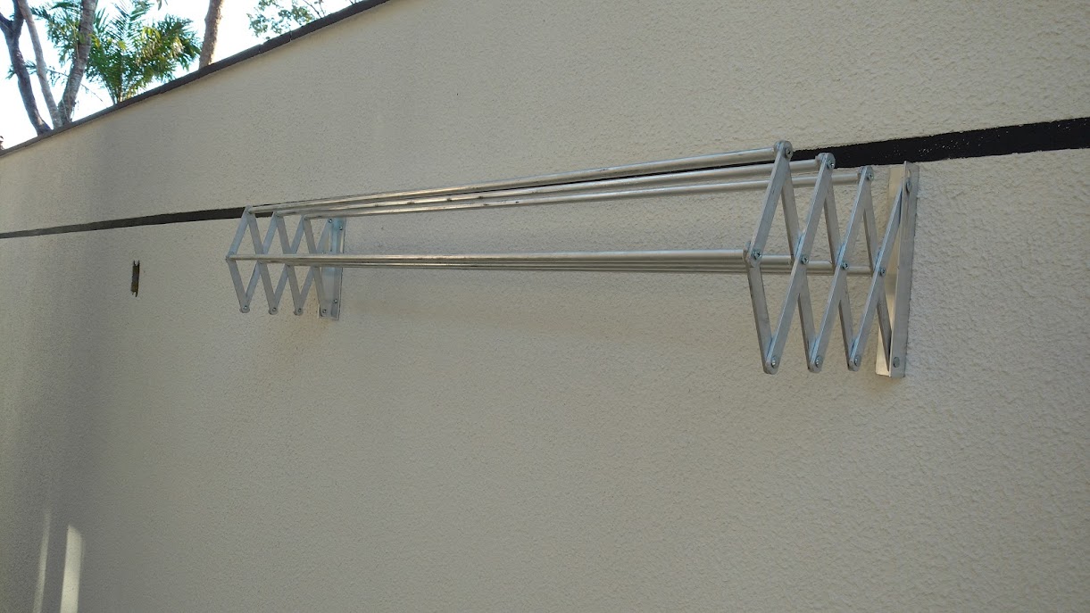 Varal sanfonado.  Parede.   Fabricado com alumínio